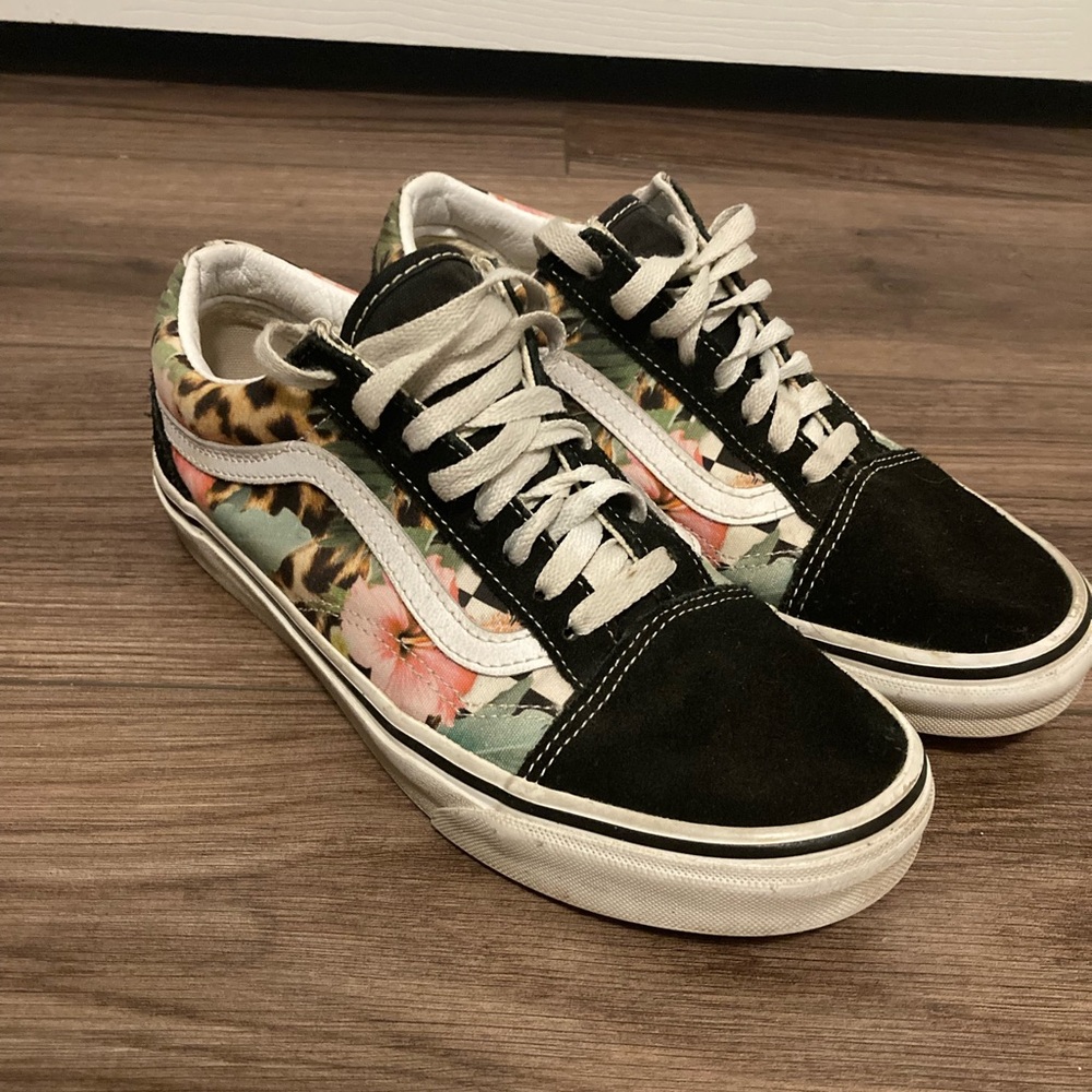 Vans Black and Pink Floral Sneakers Classic Style women’s size 8 men’s size 6.5